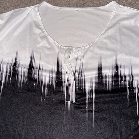 Plus Size Abstract print Top! - Picture 4 of 10